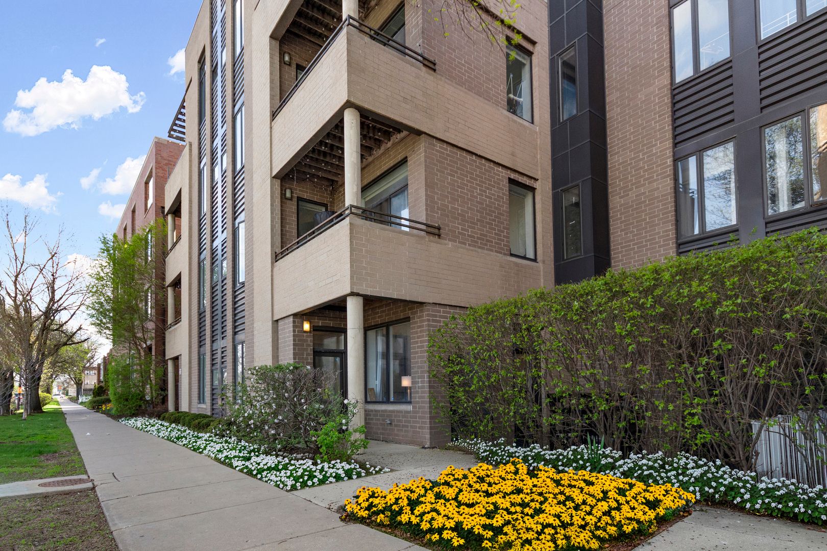 2409 W Catalpa Avenue #106 — Chicago, IL 60625
