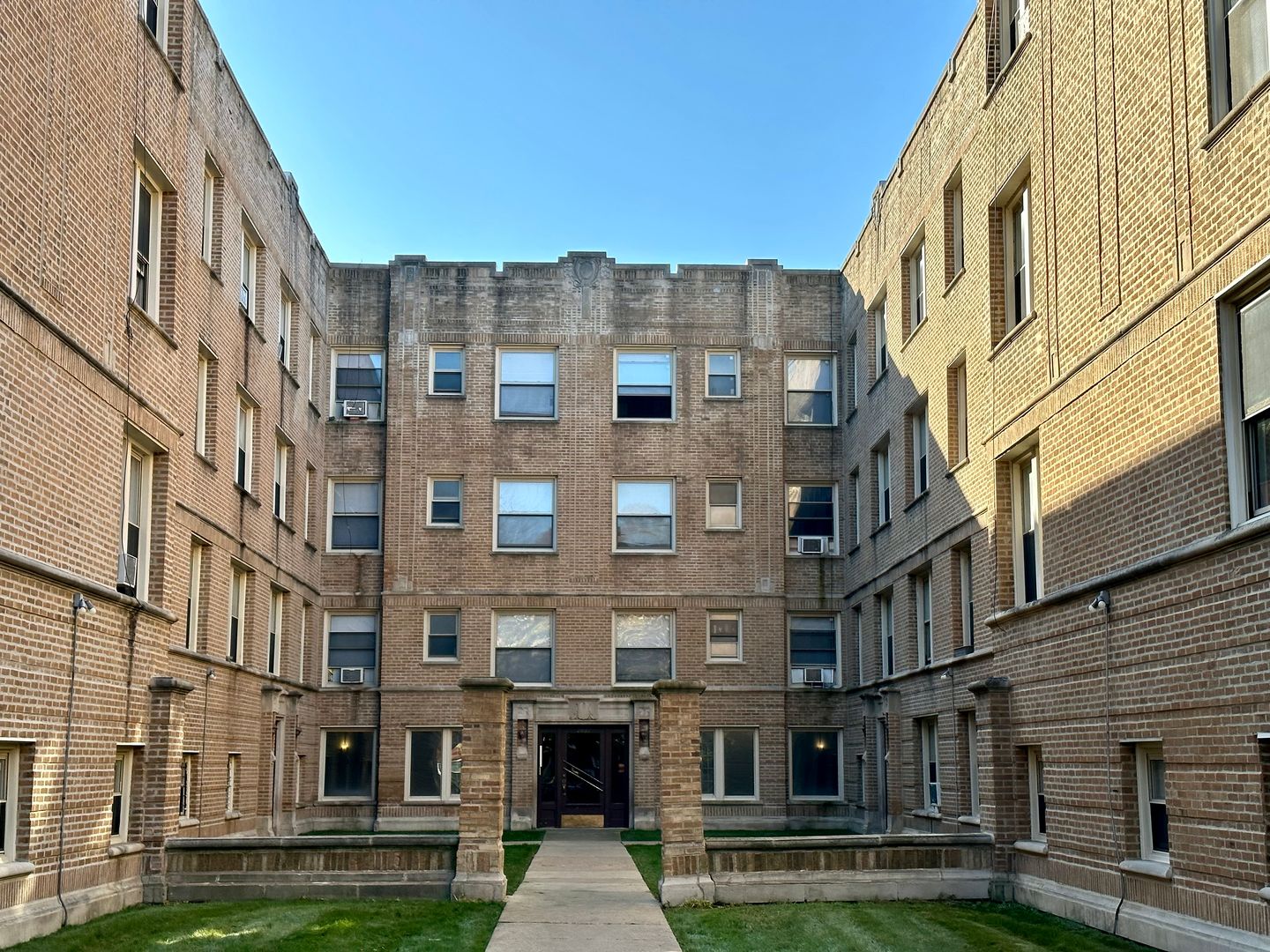 1635 Chase Avenue — Chicago, IL 60626