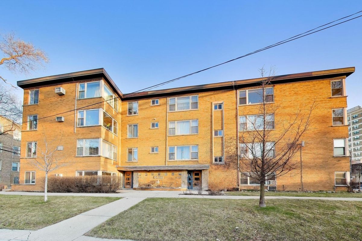 7404 Sheridan Road, Chicago, IL 60626