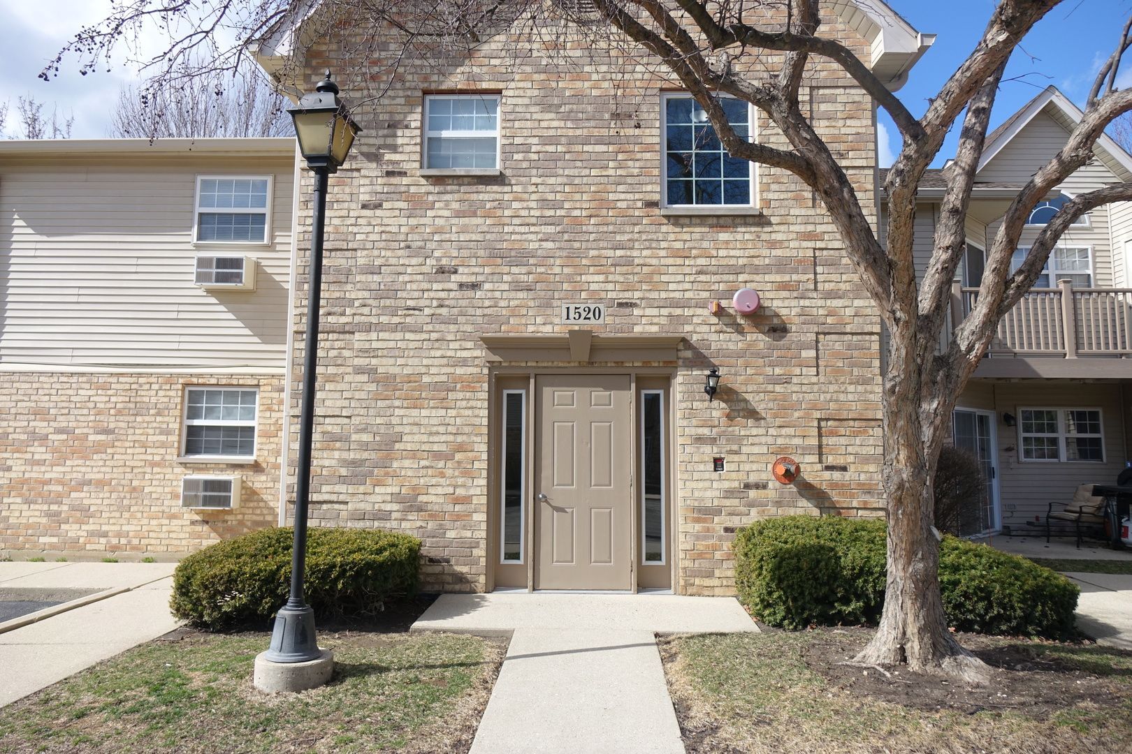 1520 W Sand Bar Court #1C — Round Lake Beach, IL 60073