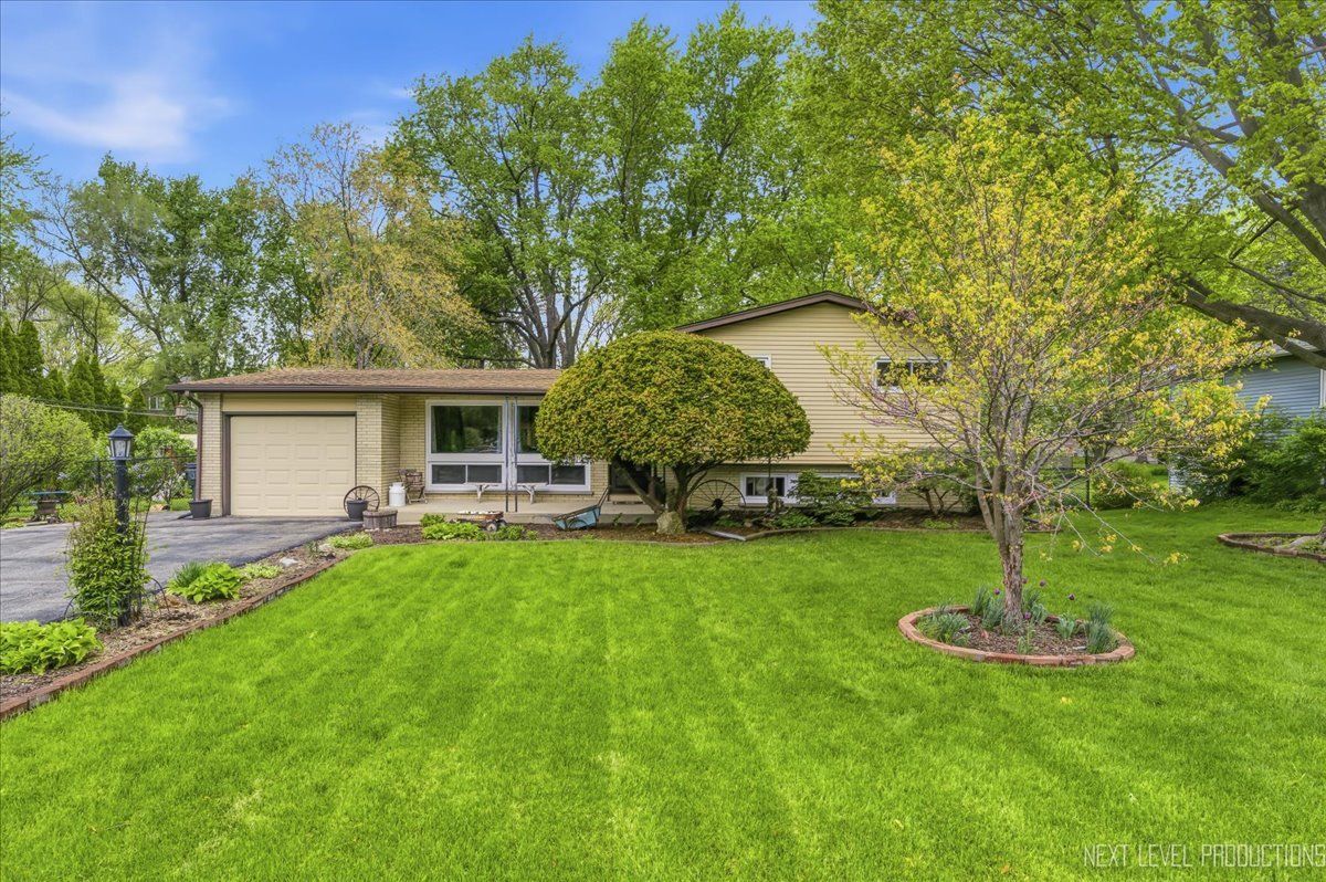 29W454 Ray Avenue — West Chicago, IL 60185