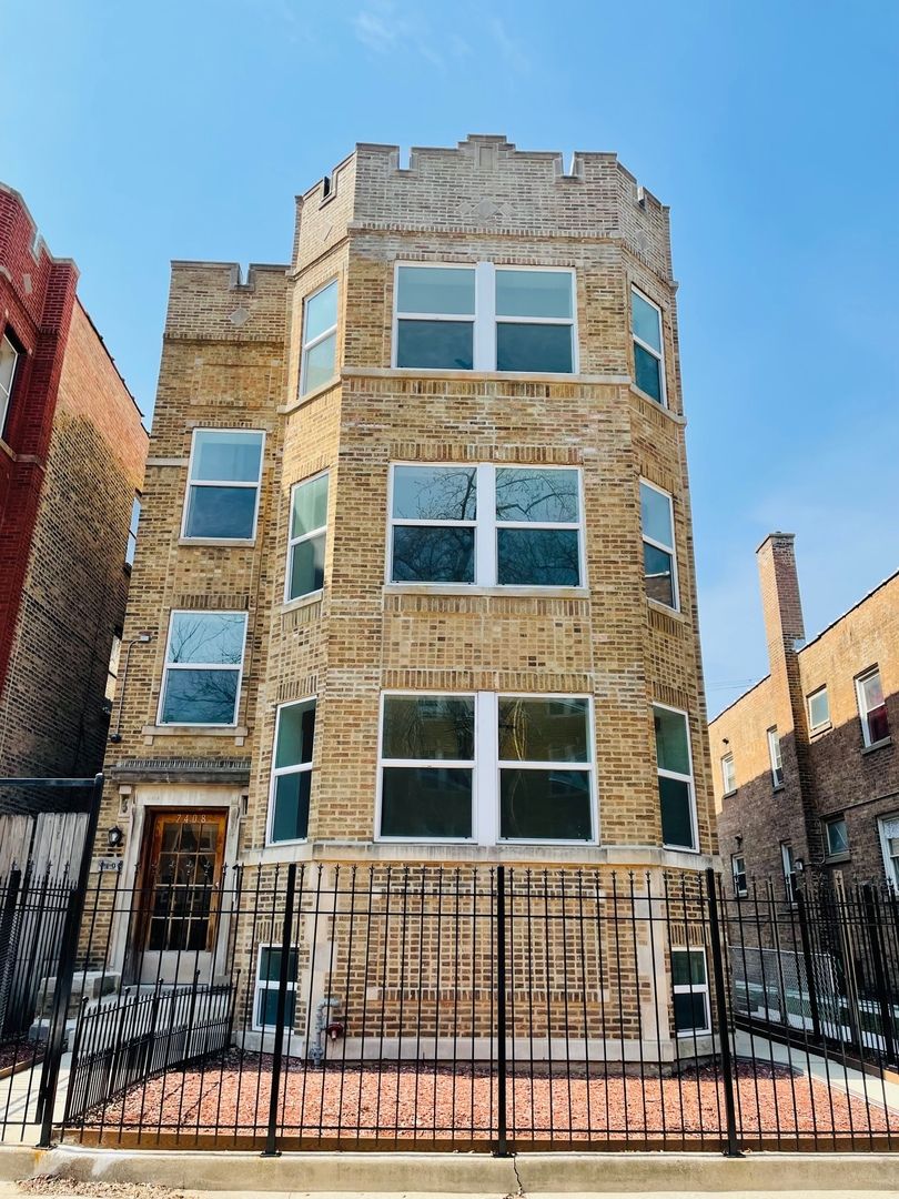 7408 N Hoyne Avenue #3 — Chicago, IL 60645