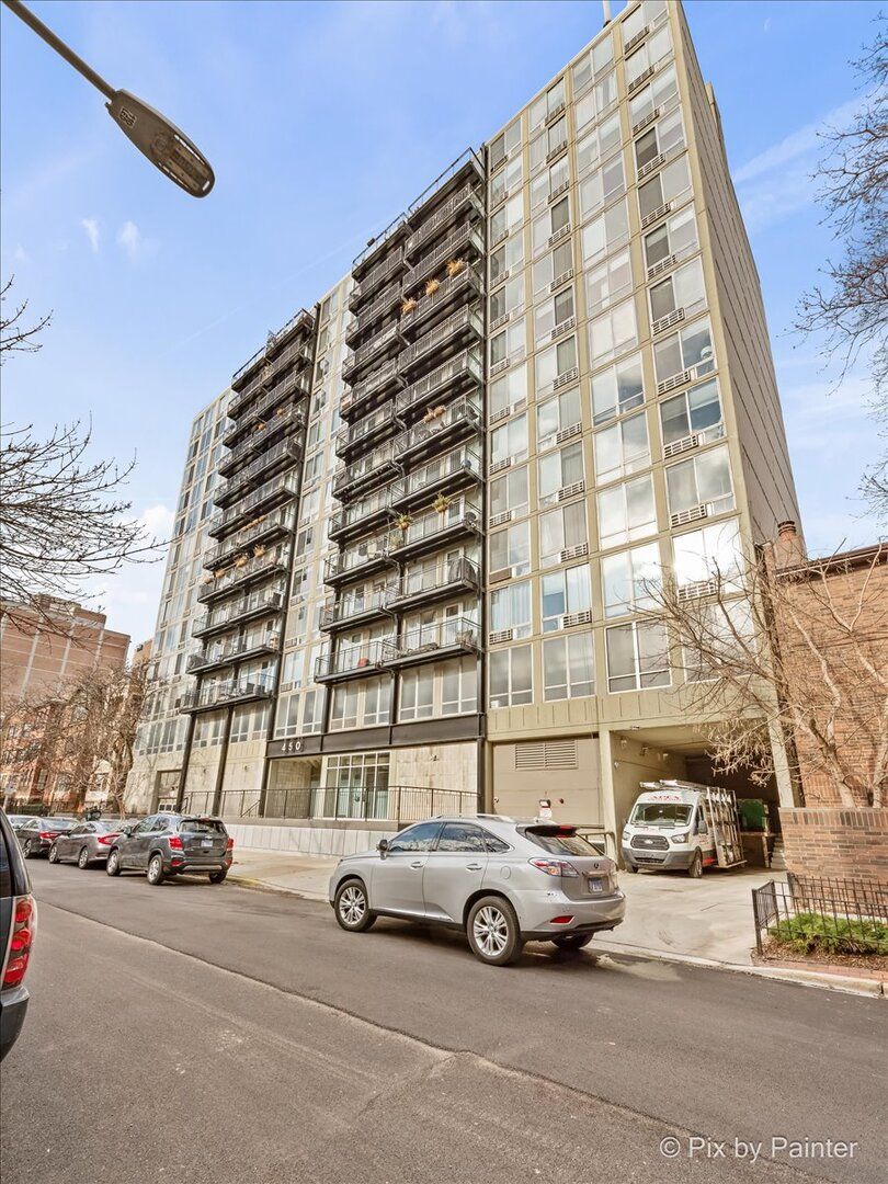 450 Briar Place, Chicago, IL 60657