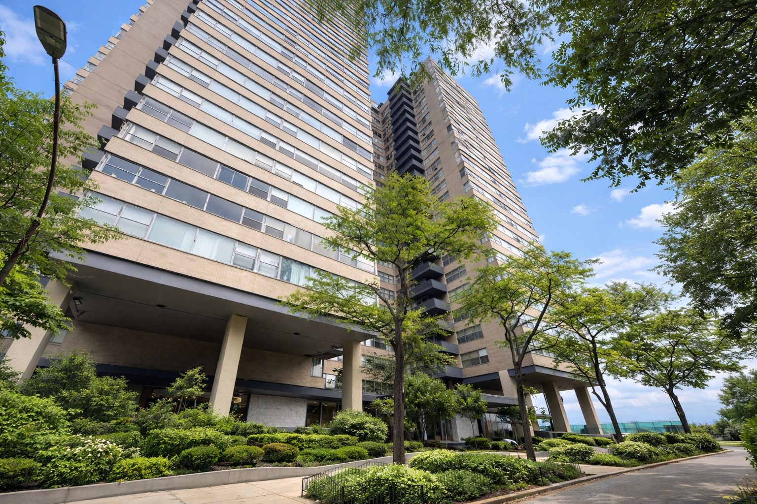 6301 N Sheridan Road #11C — Chicago, IL 60660
