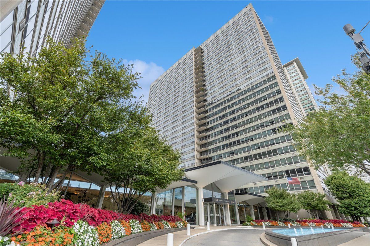 3550 N Lake Shore Drive #1902 — Chicago, IL 60657