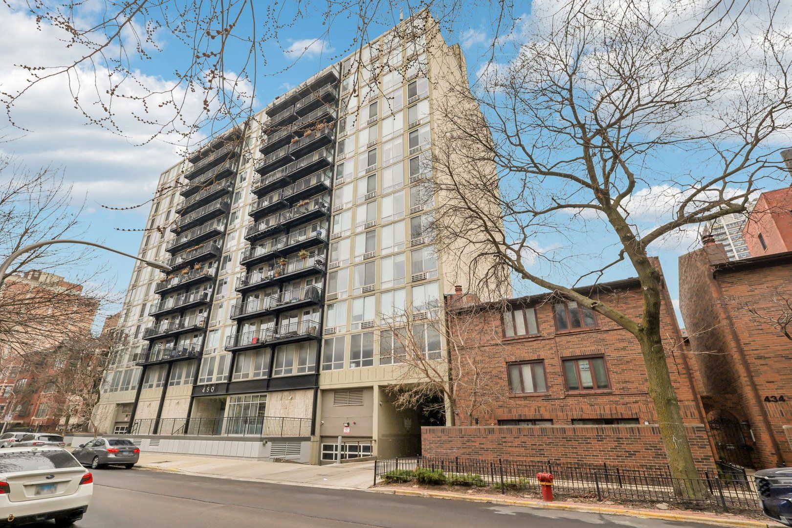 450 W Briar Place #7J — Chicago, IL 60657