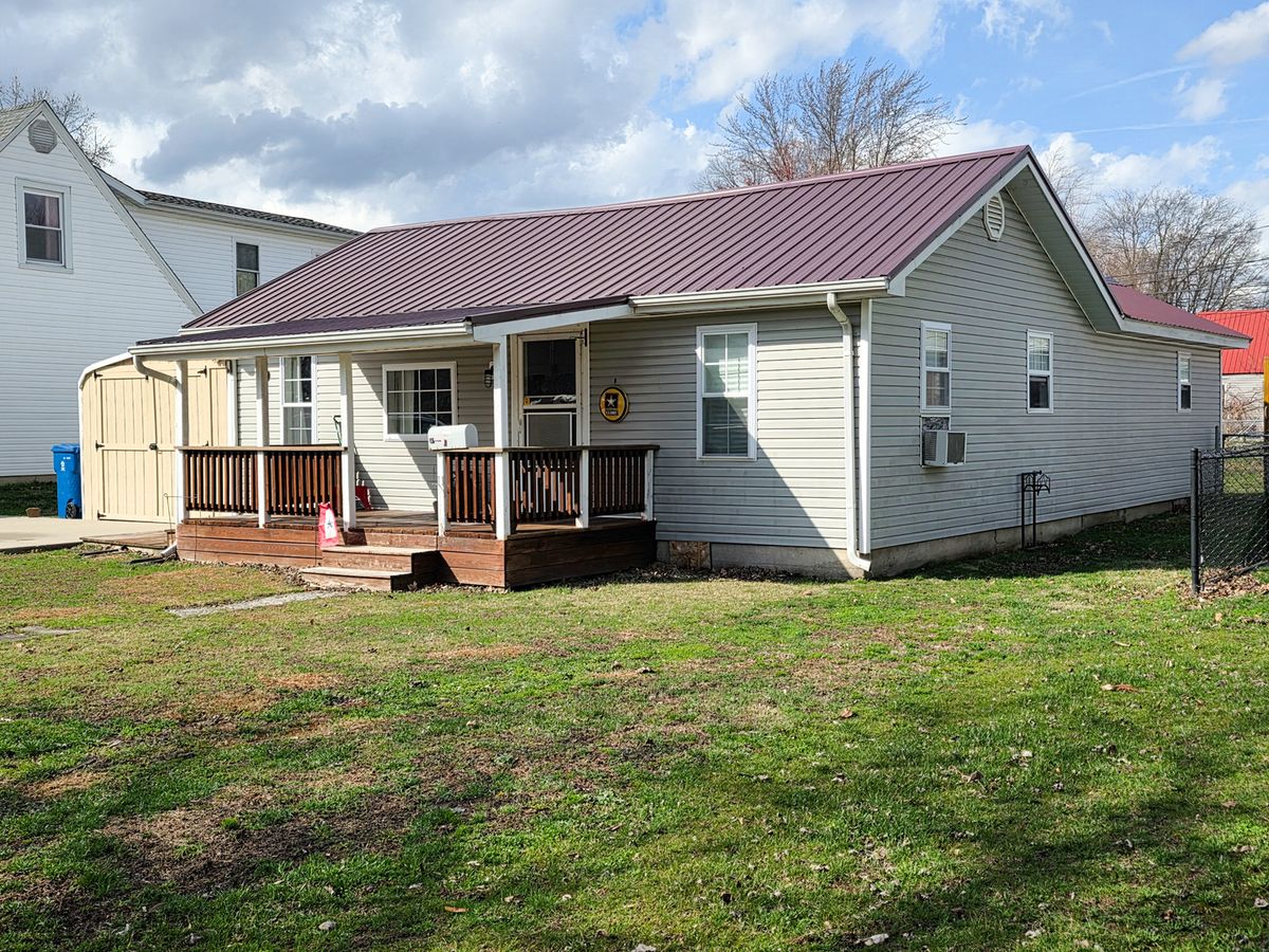 127 Park Avenue, Flora, IL 62839