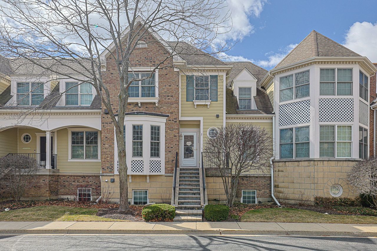 1909 Lynn Circle — Libertyville, IL 60048