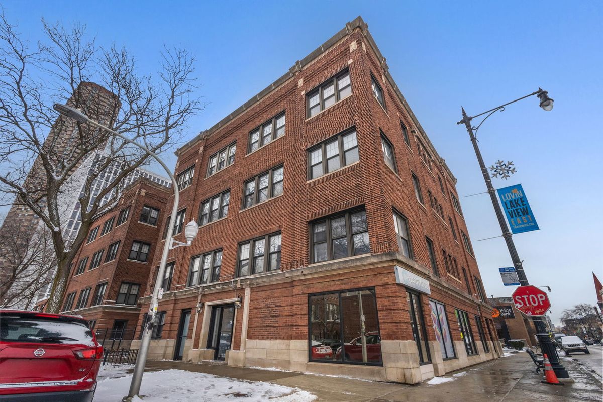 741 Waveland Avenue, Chicago, IL 60613