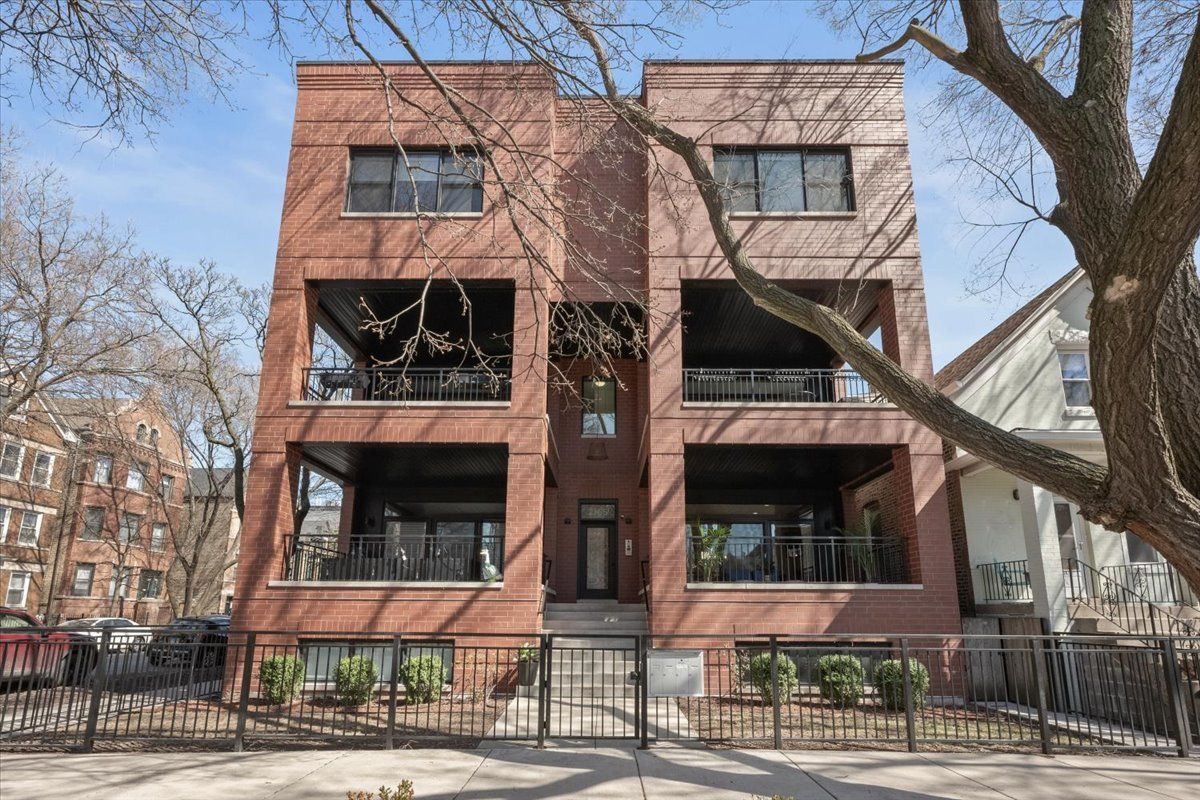 2165 N Claremont Avenue #1S — Chicago, IL 60647