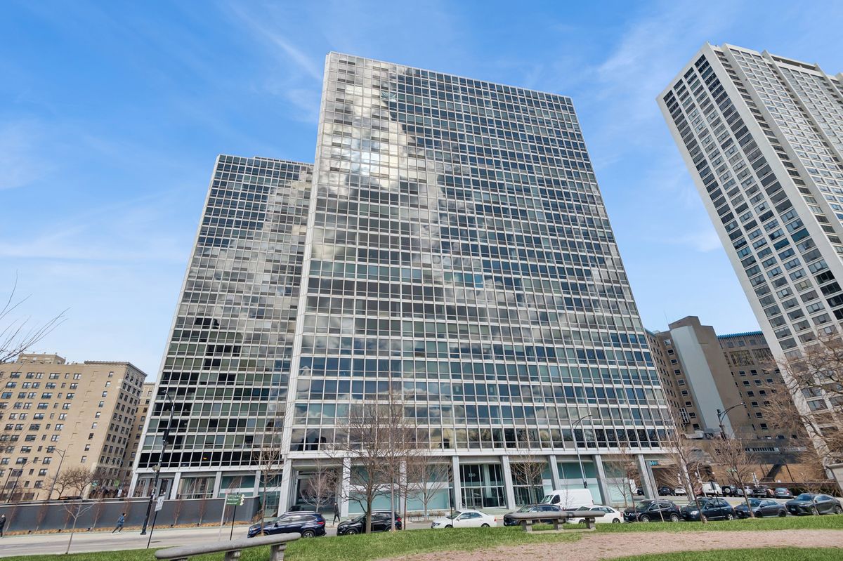 330 DIVERSEY Parkway, Chicago, IL 60657