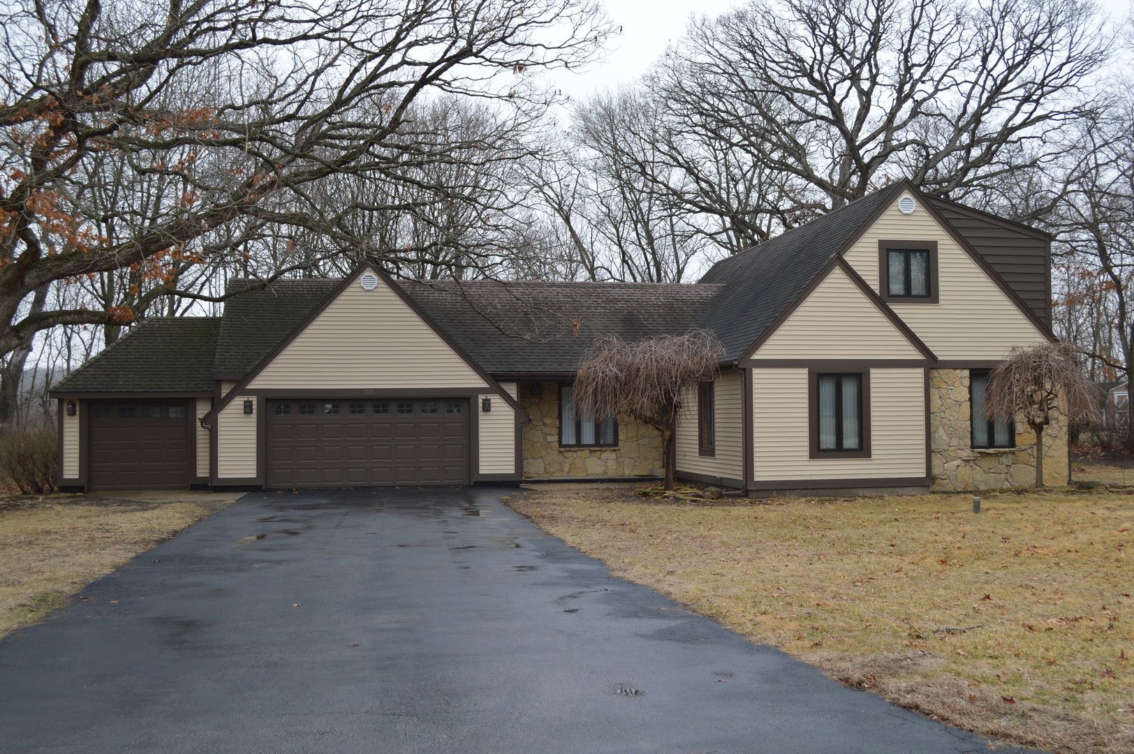 1701 Woodcrest Drive — St. Anne, IL 60964