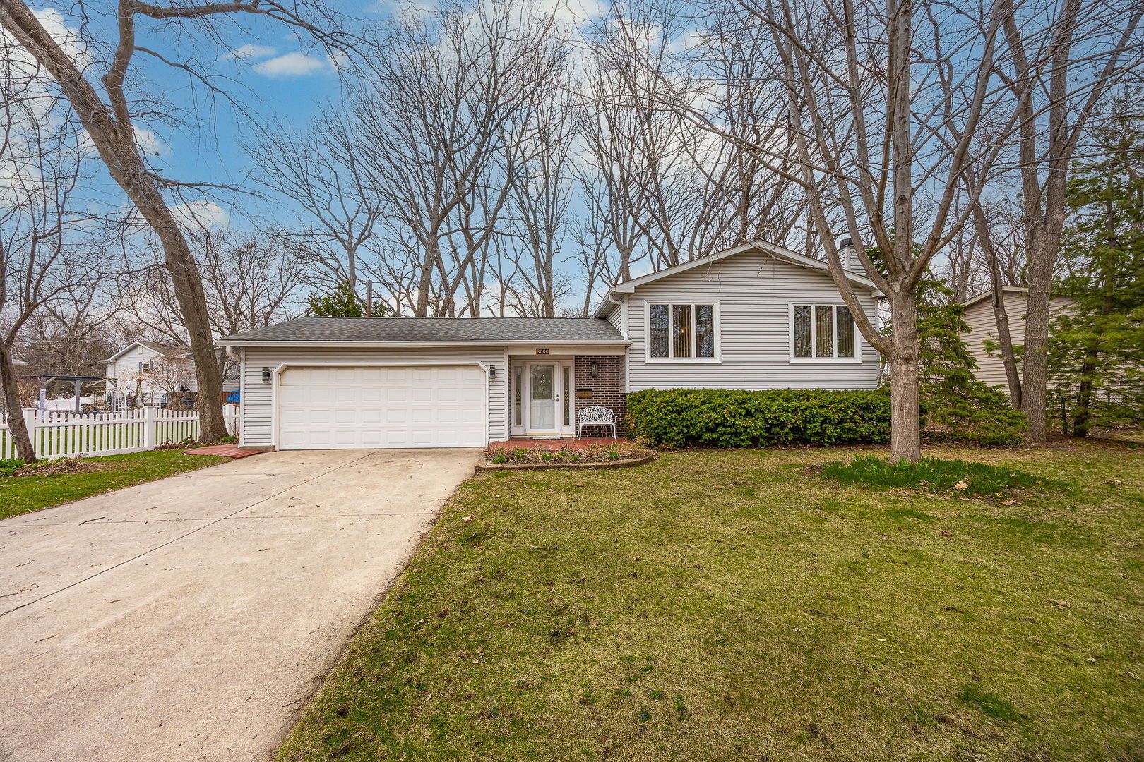 8000 Oakview Lane — Woodridge, IL 60517