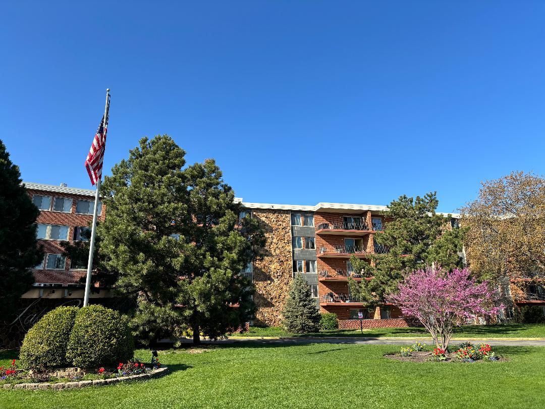 18 E Old Willow Road #419N — Prospect Heights, IL 60070