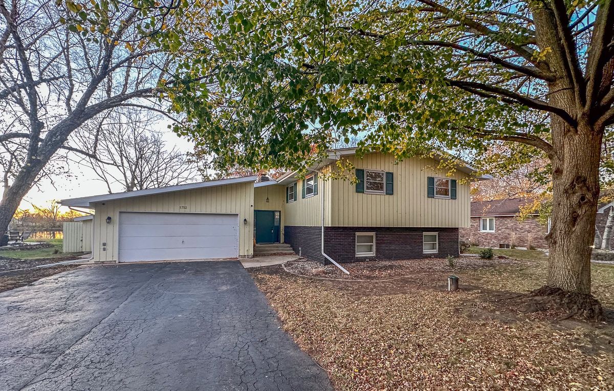 1752 Bittersweet Drive, St. Anne, IL 60964