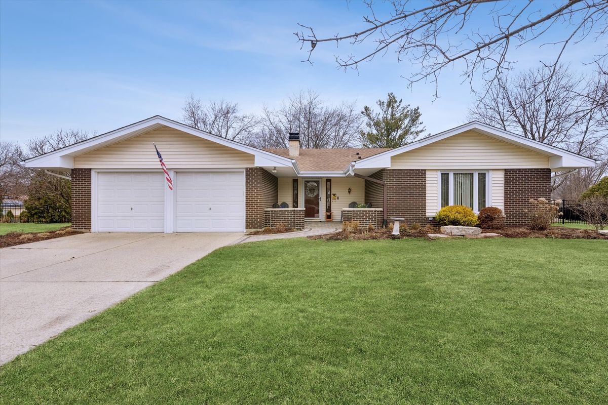 23W302 Cambridge Court, Glen Ellyn, IL 60137