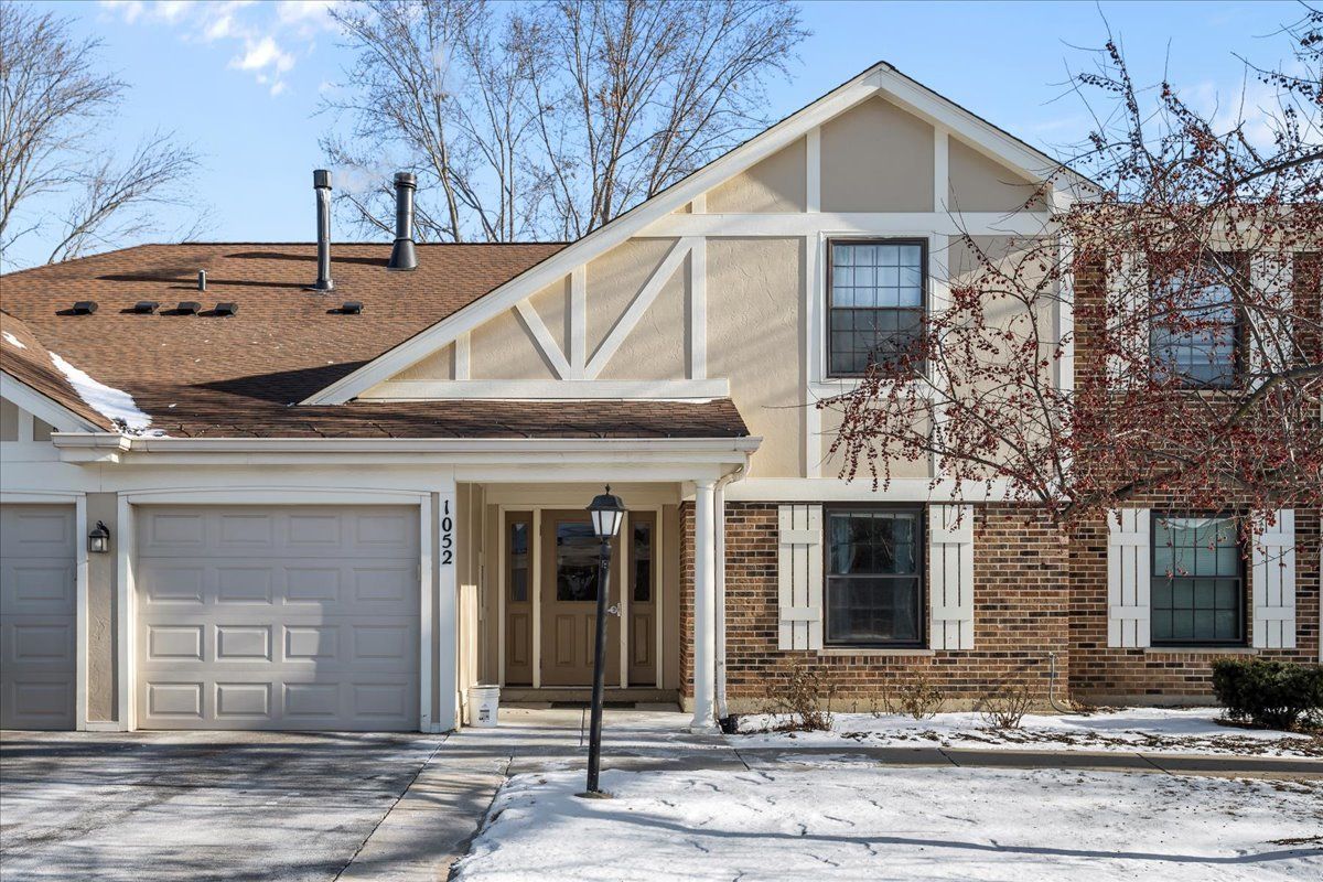 1052 Southbury Lane #B1 — Wheeling, IL 60090