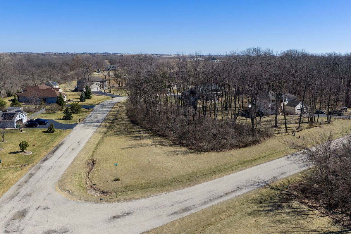 302 Kurt Lane, Kirkland, IL 60146