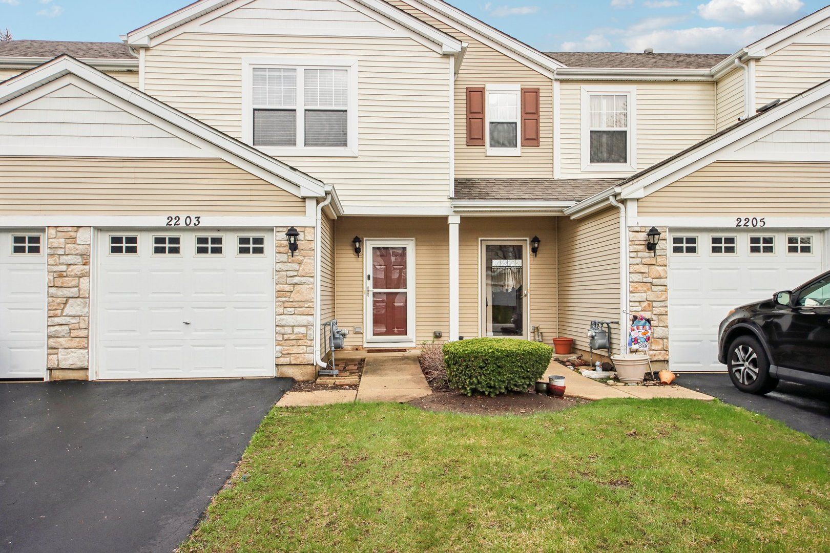 2203 Flagstone Lane #2203 — Carpentersville, IL 60110