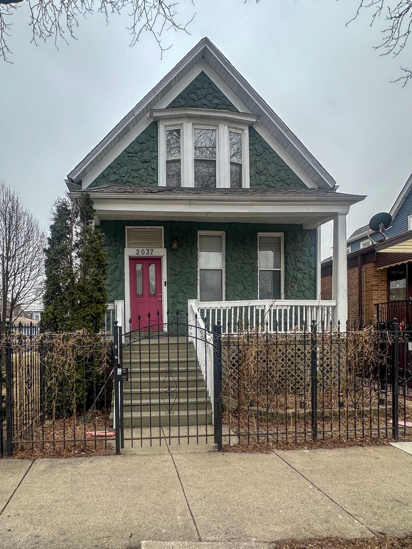2037 N Tripp Avenue — Chicago, IL 60639