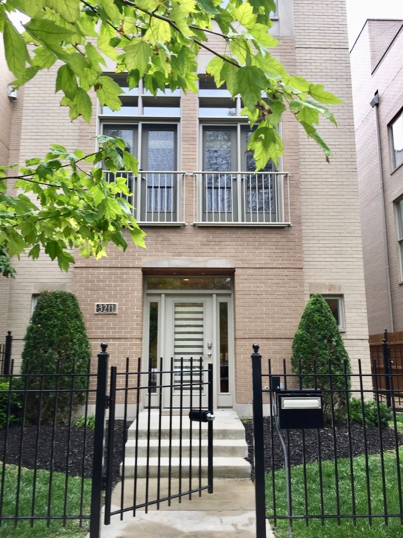 3211 S Rhodes Avenue — Chicago, IL 60616