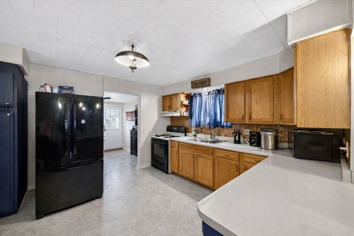 835 N 6TH Avenue, Canton, IL 61520