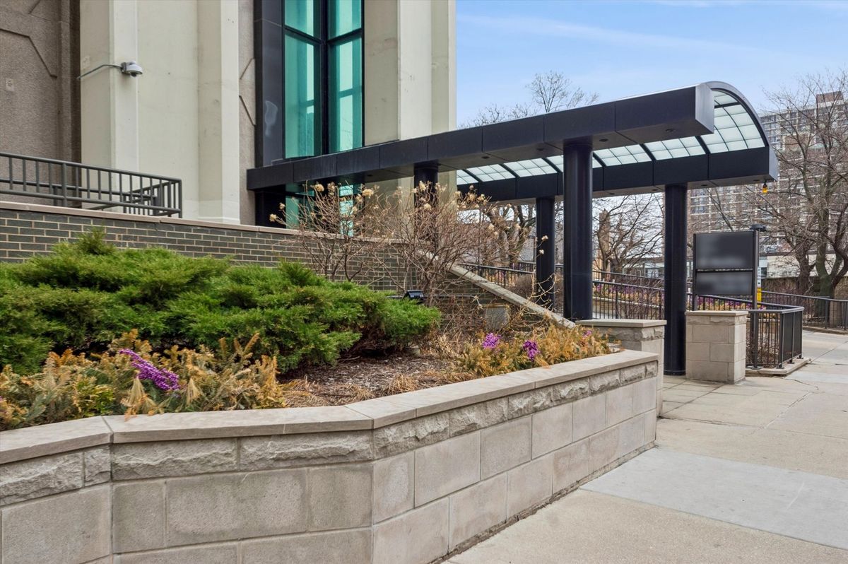 6007 Sheridan Road, Chicago, IL 60660