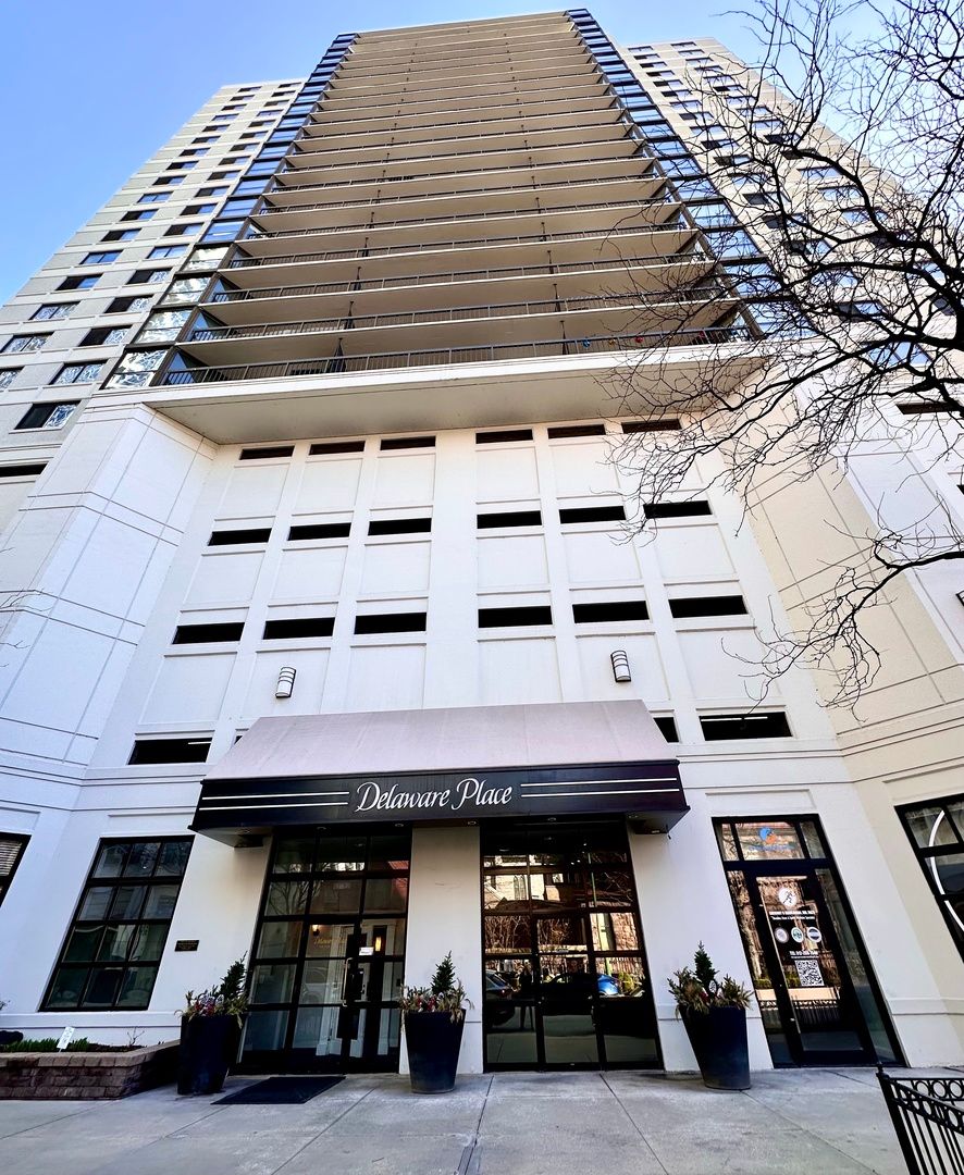 33 W Delaware Place #7C — Chicago, IL 60610