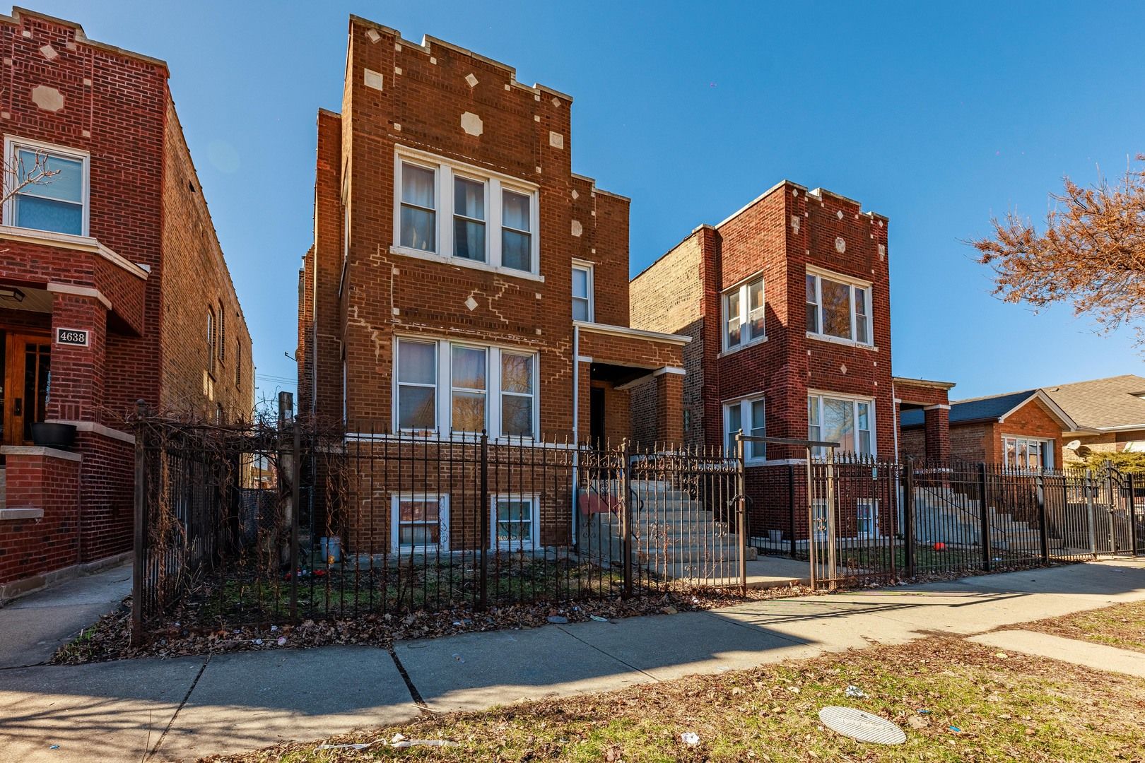4634 S SAWYER Avenue — Chicago, IL 60632