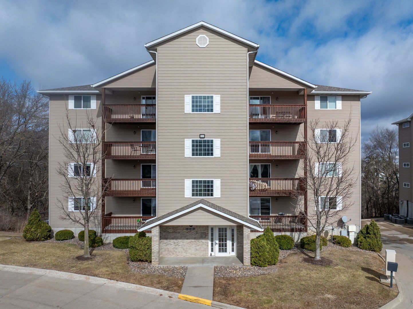 4189 Creek Hill Drive #89 — Bettendorf, IA 52722