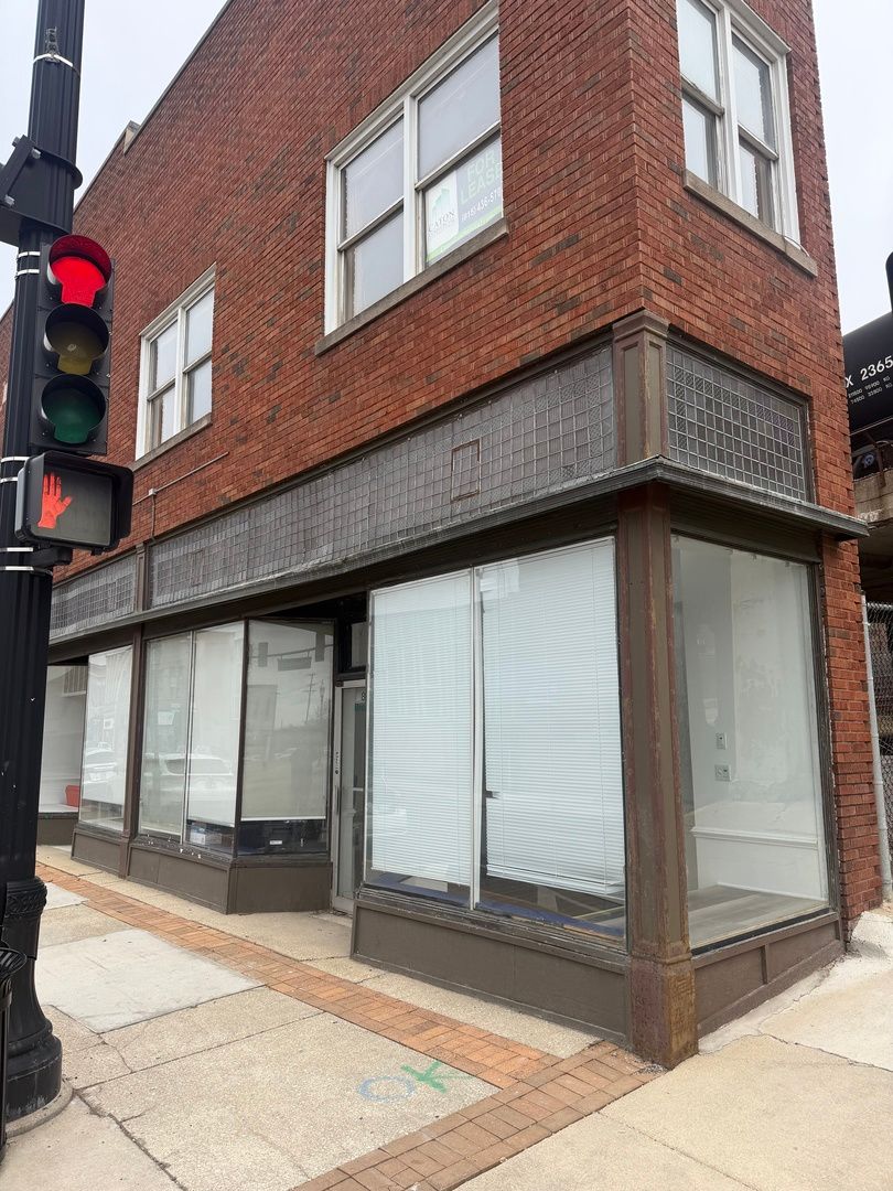 82-84 S Broadway — Aurora, IL 60505