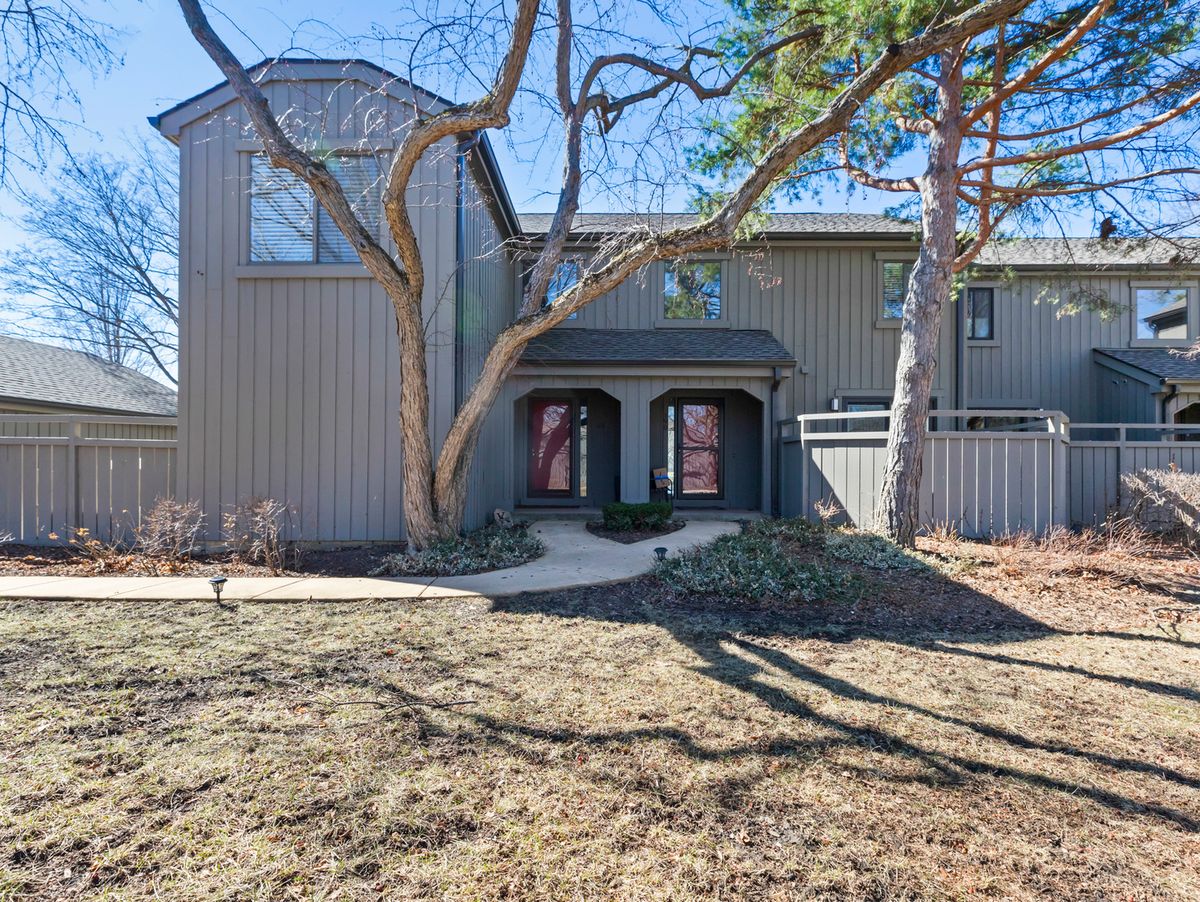 186 Shoreline Road, Lake Barrington, IL 60010