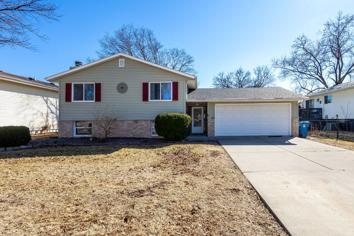 407 Oak Street, Eldridge, IA 52748