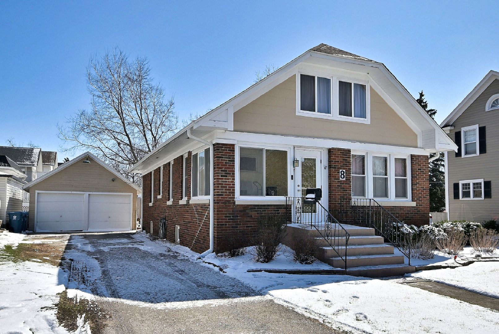 8 S commonwealth Avenue — Aurora, IL 60506