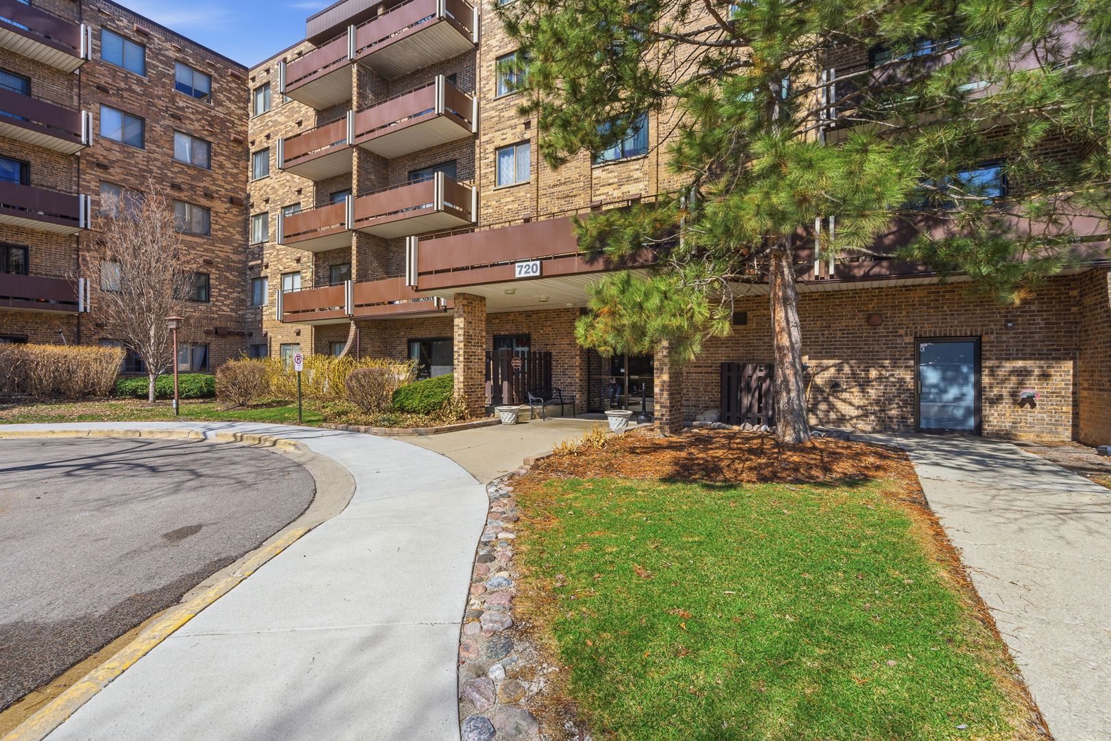 720 Wellington Avenue #405 — Elk Grove Village, IL 60007