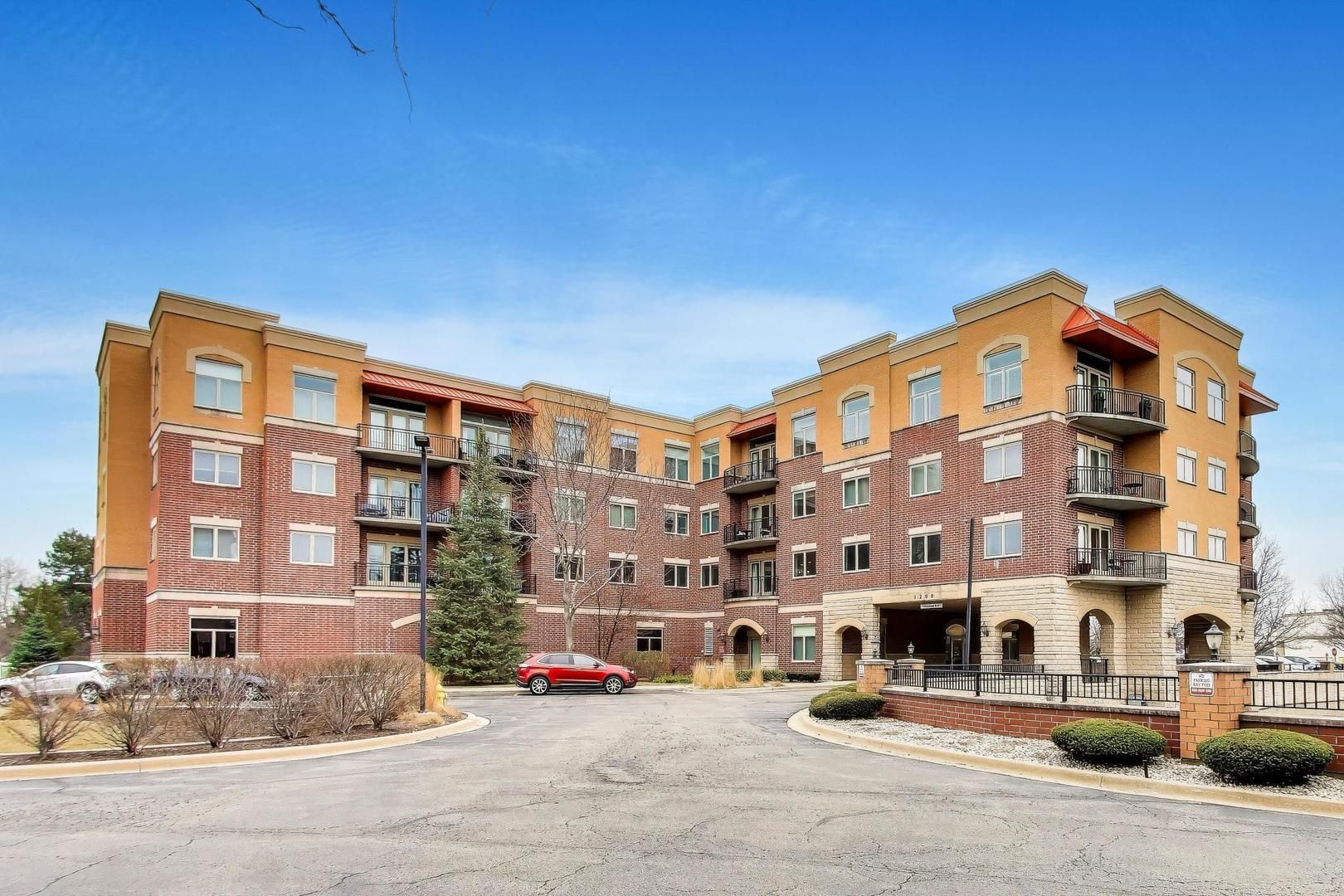 1200 N Foxdale Drive #100 — Addison, IL 60101