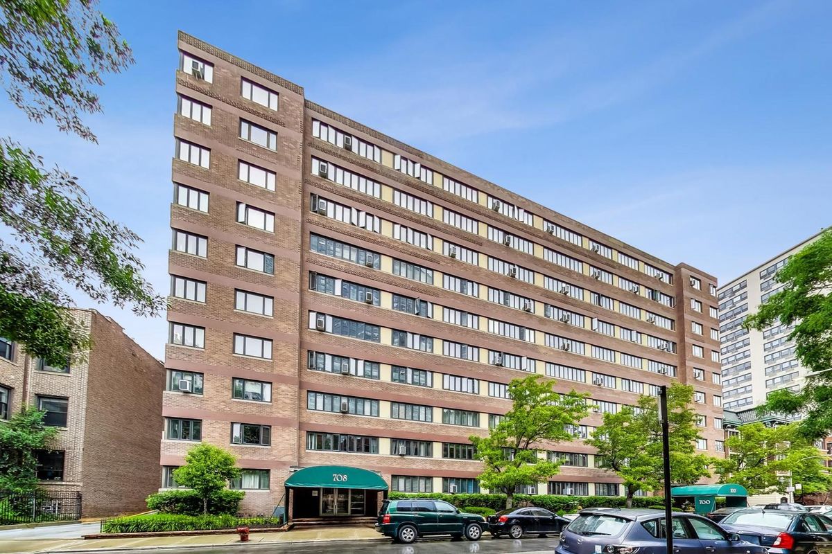 708 Bittersweet Place, Chicago, IL 60613