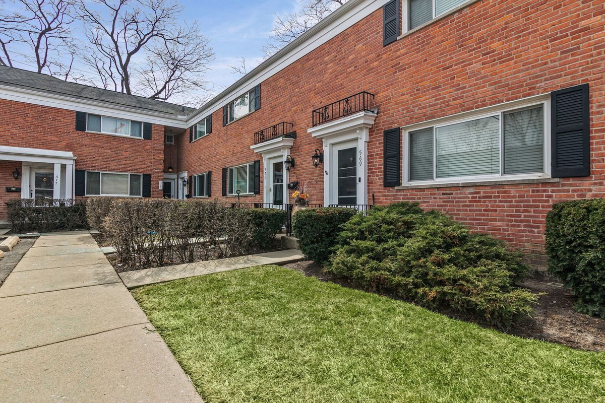 573 Shorely Drive, Barrington, IL 60010