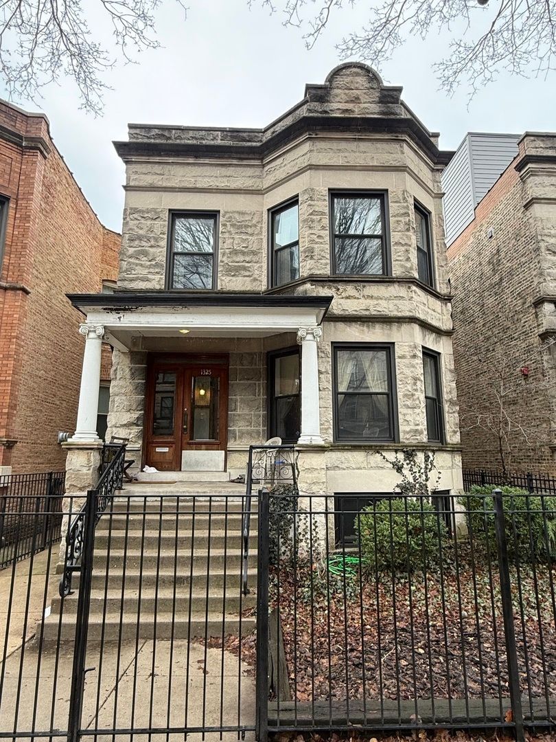 1325 W Cornelia Avenue — Chicago, IL 60657