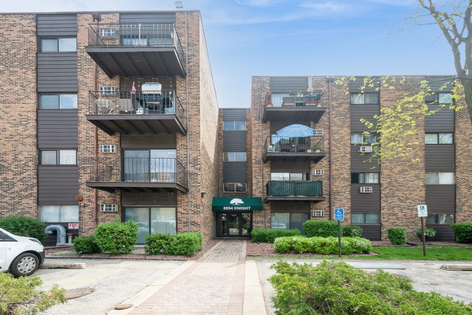 8901 Western Avenue — Des Plaines, IL 60016