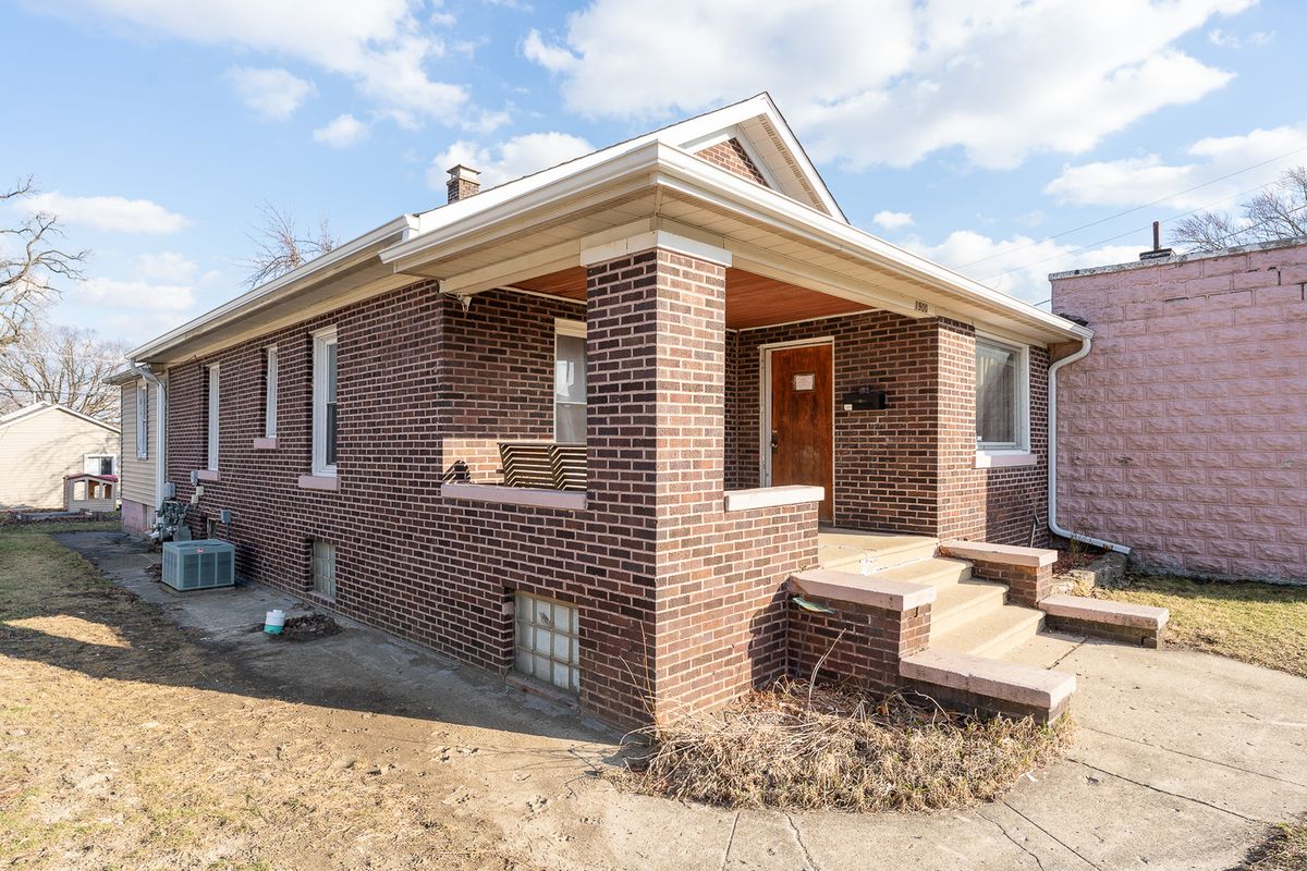 1900 Center Street, Crest Hill, IL 60403