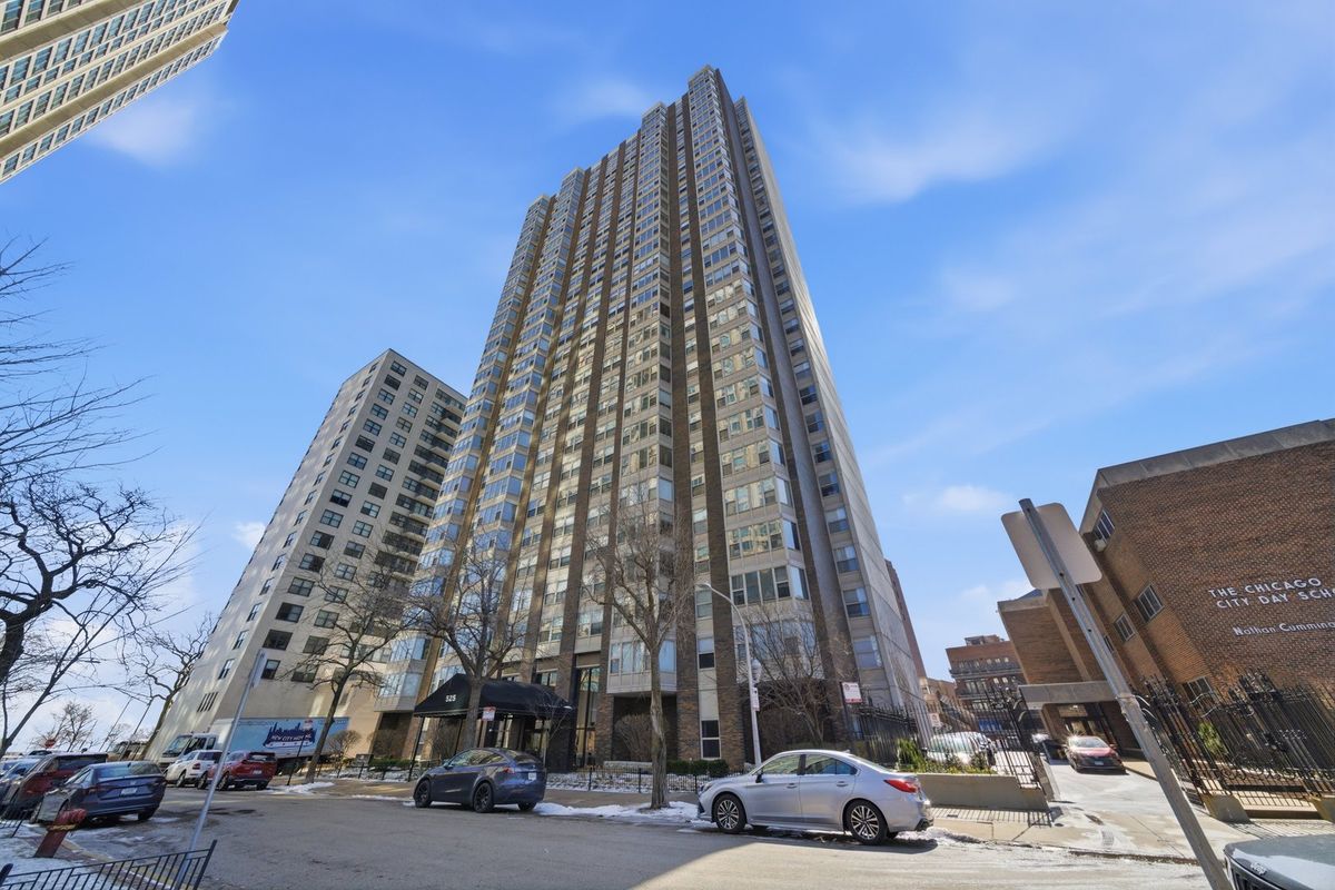 525 Hawthorne Place, Chicago, IL 60657