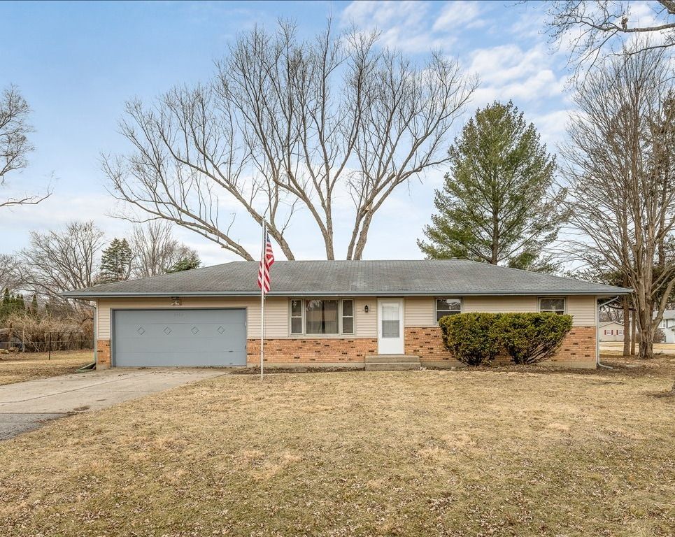 8420 Bobolink Drive — Machesney Park, IL 61115
