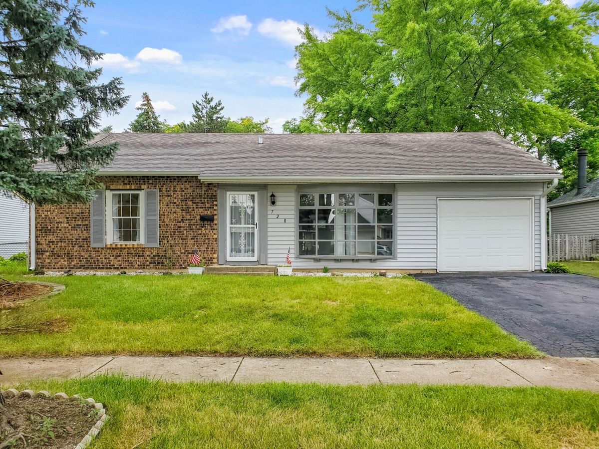 720 Country Lane, Roselle, IL 60172