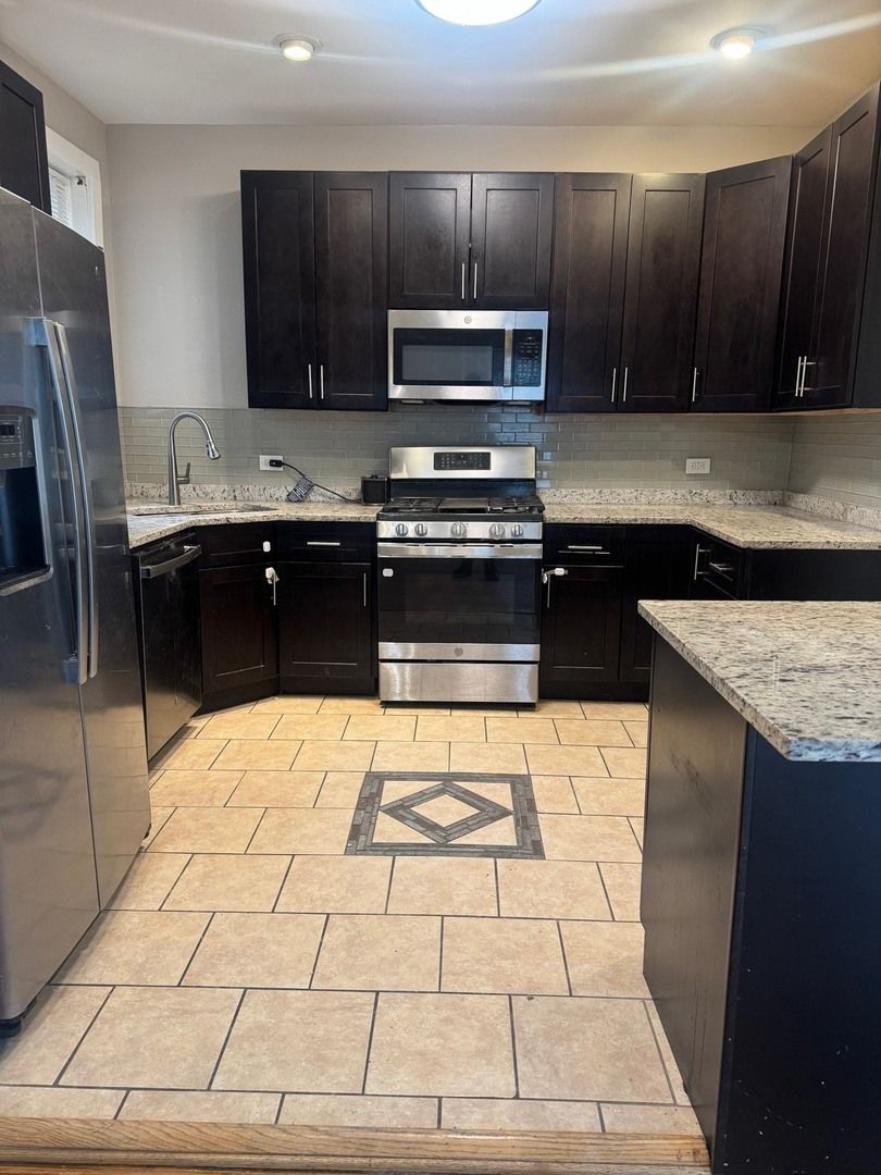 6829 Cornell Avenue — Chicago, IL 60649