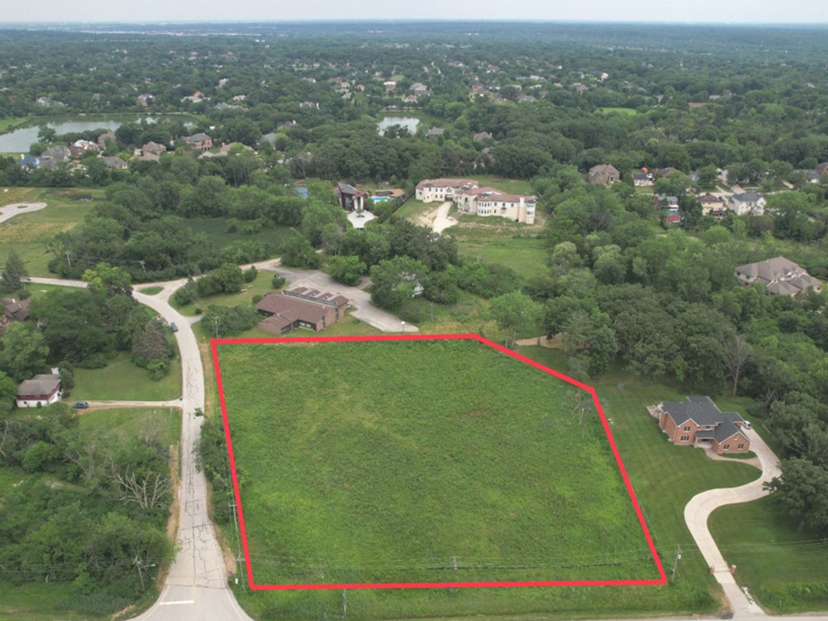 8601 MEADOWBROOK Drive, Burr Ridge, IL 60527