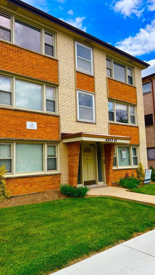 6845 N Northwest Highway #1E — Chicago, IL 60631