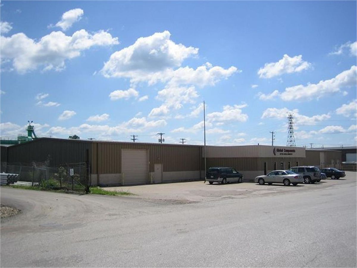 437 Devils Glen Road, Bettendorf, IA 52722