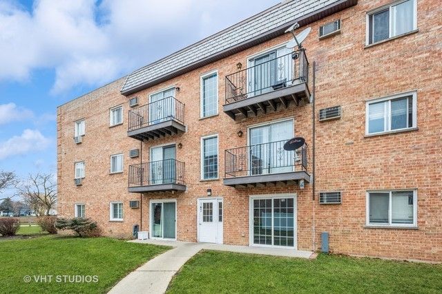 147 W Elk Trail #345 — Carol Stream, IL 60188