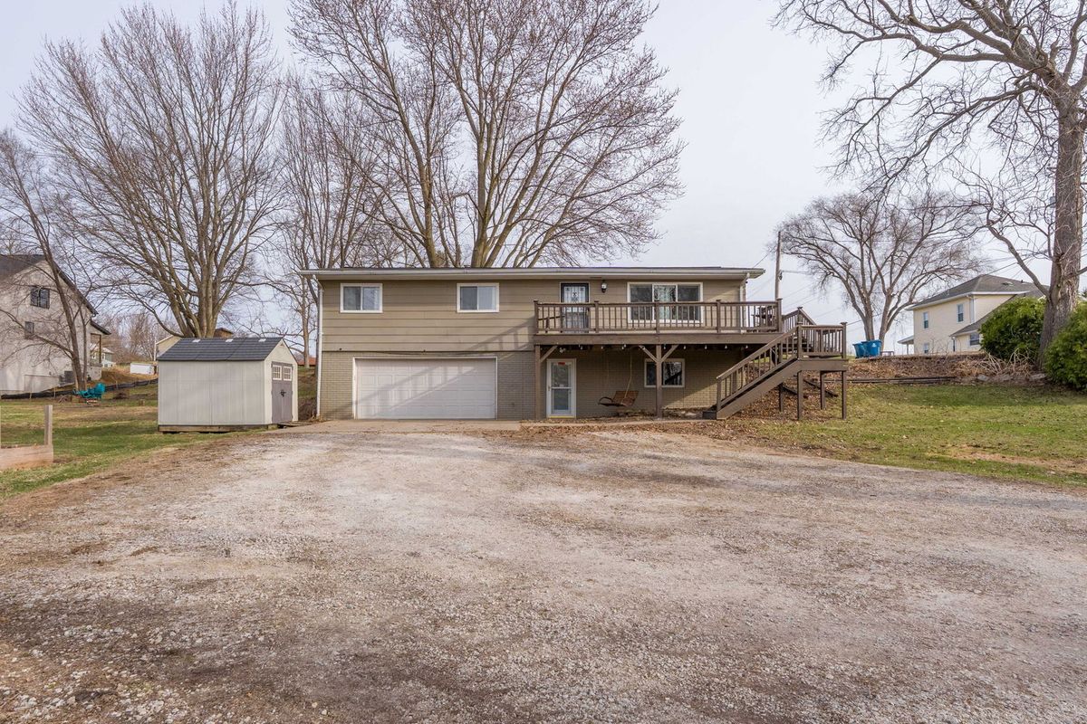 214 3RD Street, Le Claire, IA 52753